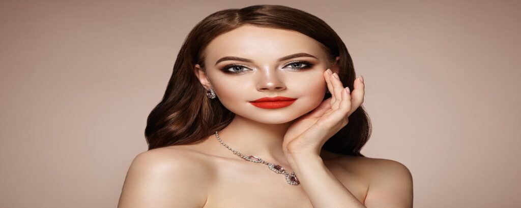 brunette-woman-with-curly-hair-FMZSNH5-min