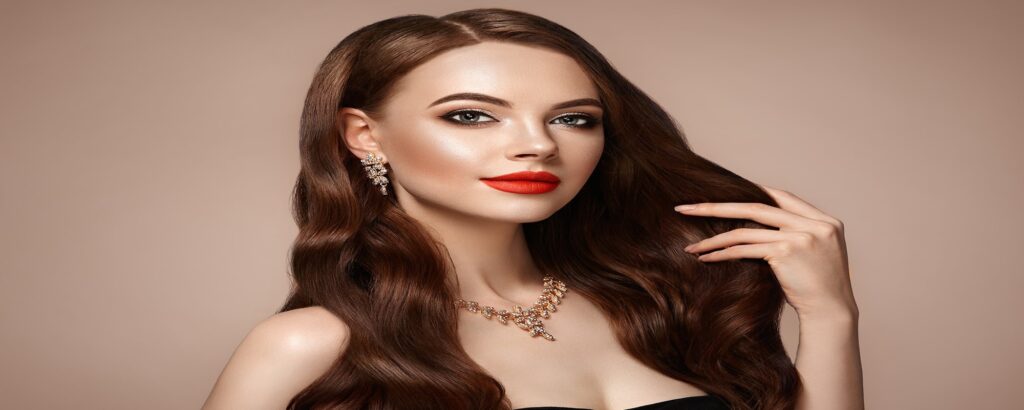 brunette-woman-with-curly-hair-J3NDQW8-min