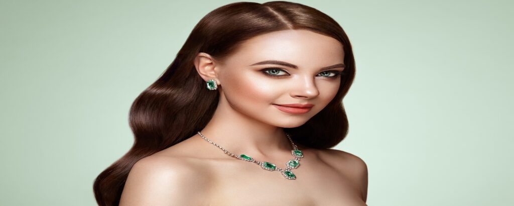 brunette-woman-with-curly-hair-JB6TYU7-min